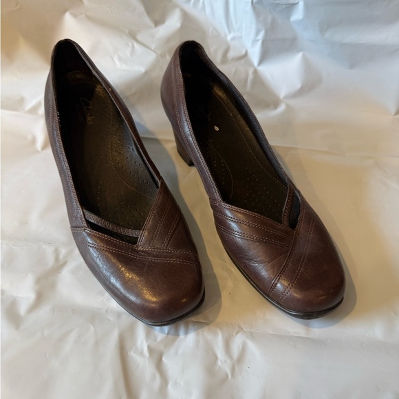 Clarks Small Healed Slip Ons size 10 - Picture 1 of 5
